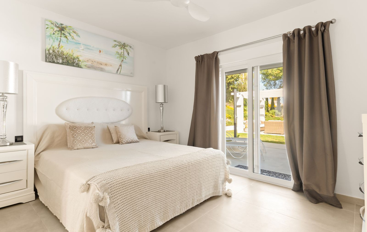 6 Bedroom Villa in Estepona - Photo 31