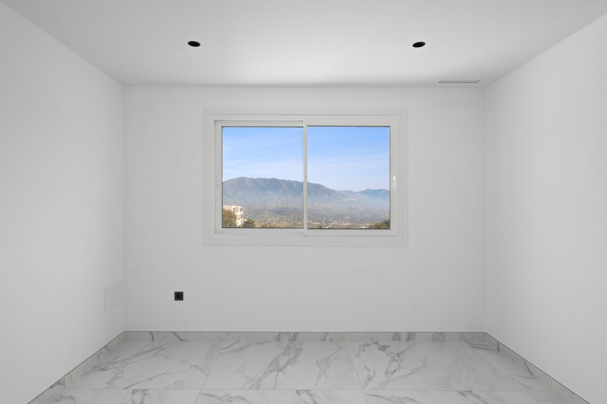 4 Bedroom Villa in Marbella - Photo 39