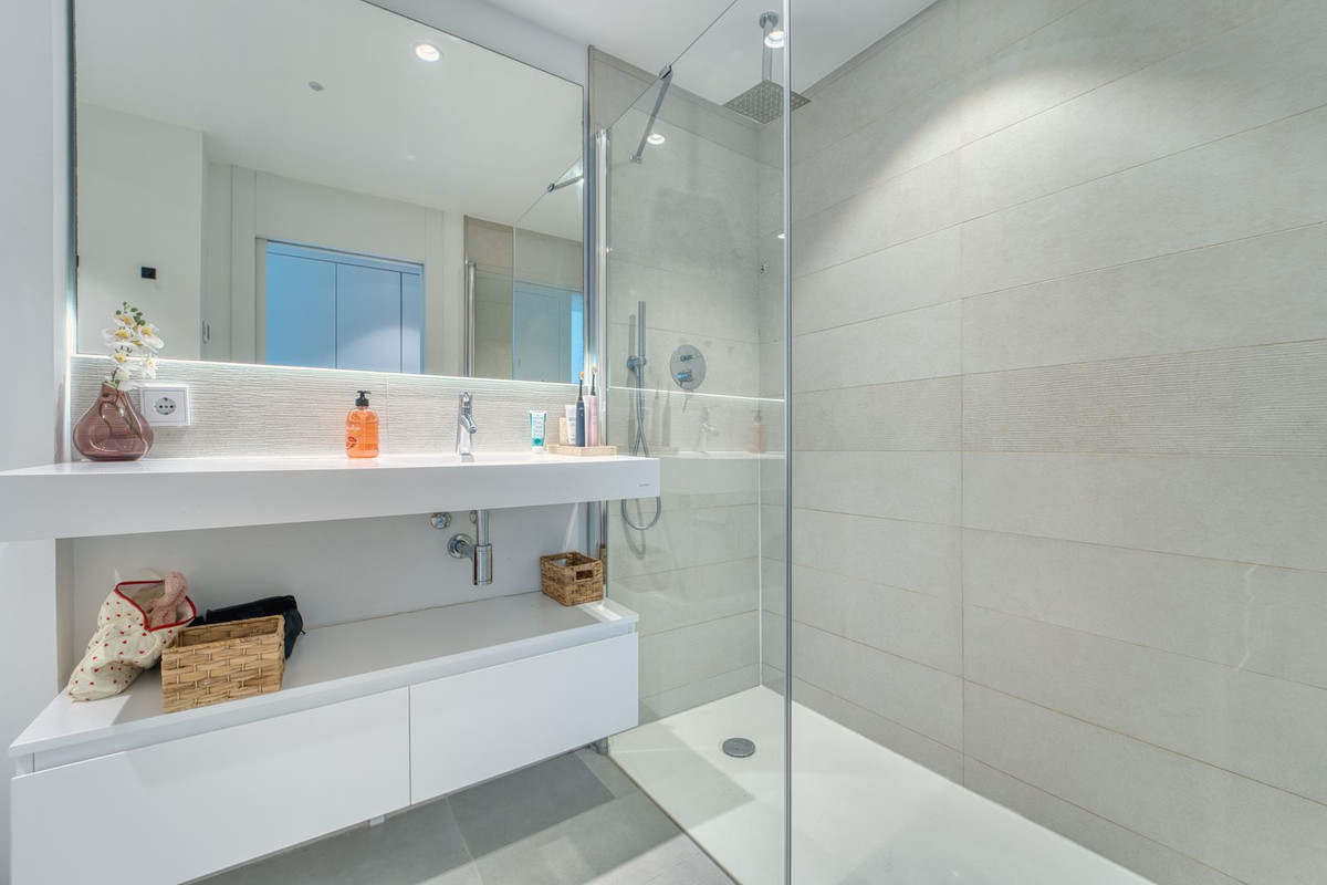 2 Bedroom Apartment in Benalmádena - Photo 18