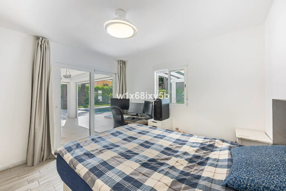 4 Bedroom Villa in Marbella - Photo 25