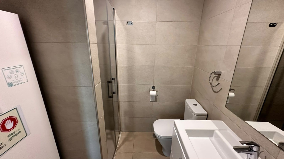 2 Bedroom Apartment in Málaga - Photo 10