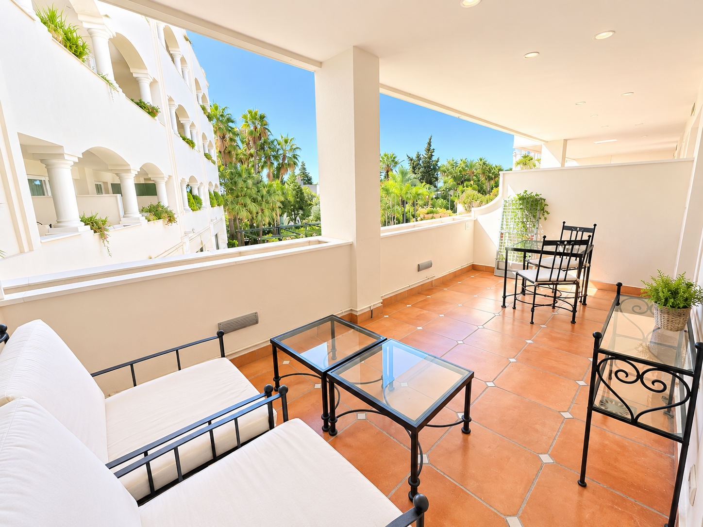 1 Bedroom Apartment in Marbella - Photo 11