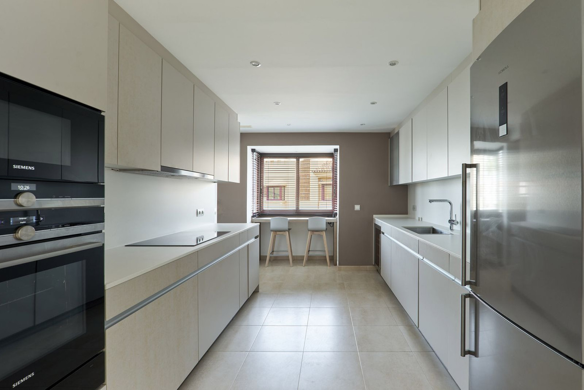 3 Bedroom Penthouse in Estepona - Photo 29