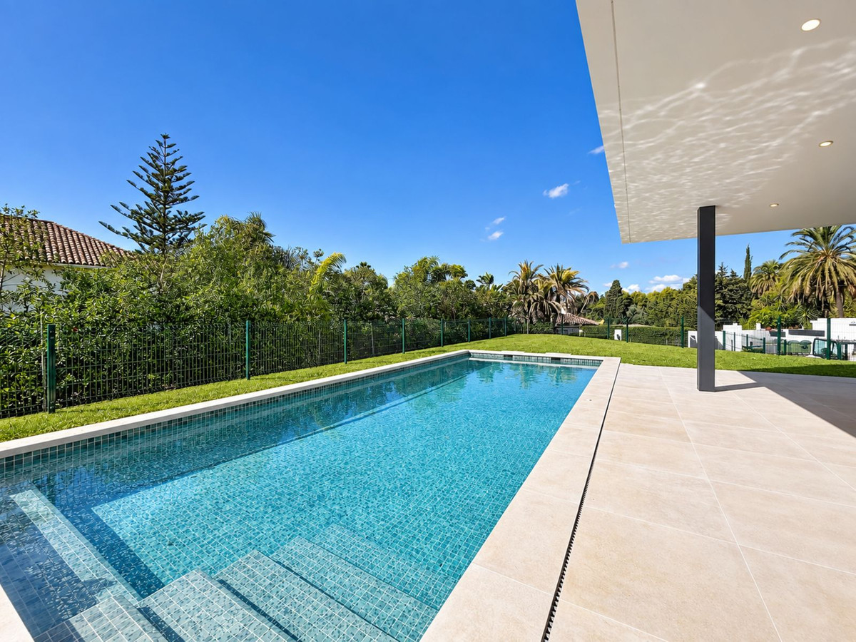 5 Bedroom Villa in Marbella - Photo 2