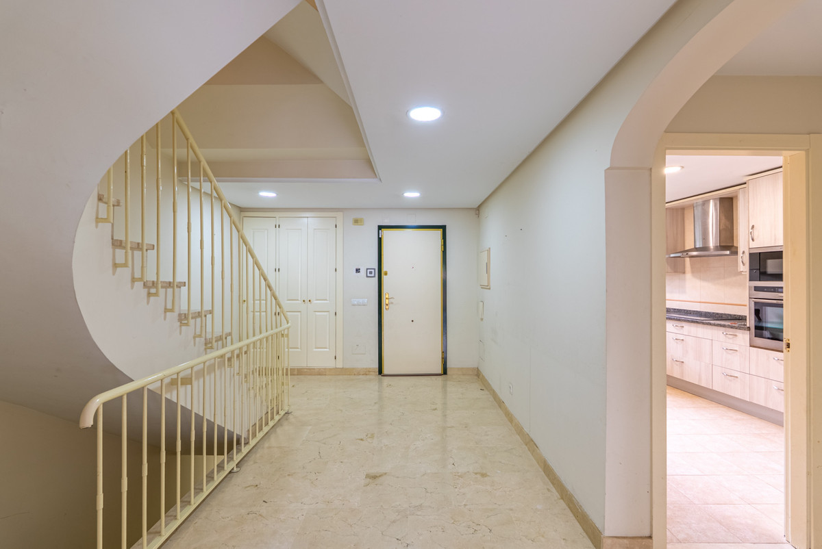 4 Bedroom Townhouse in Estepona - Photo 5