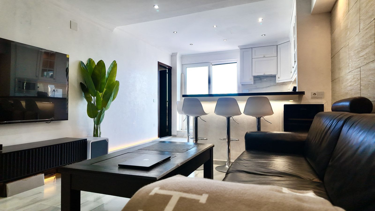 2 Bedroom Penthouse in Estepona - Photo 6