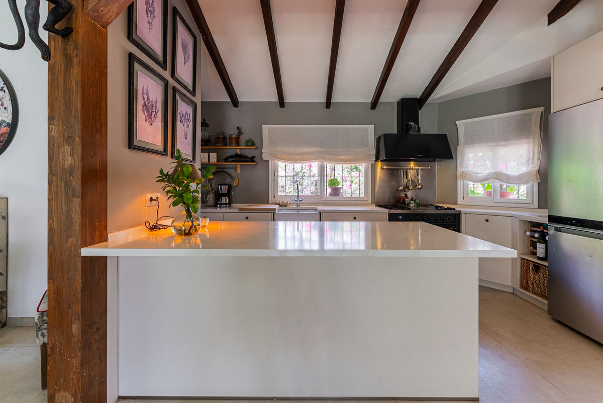4 Bedroom Villa in Estepona - Photo 8