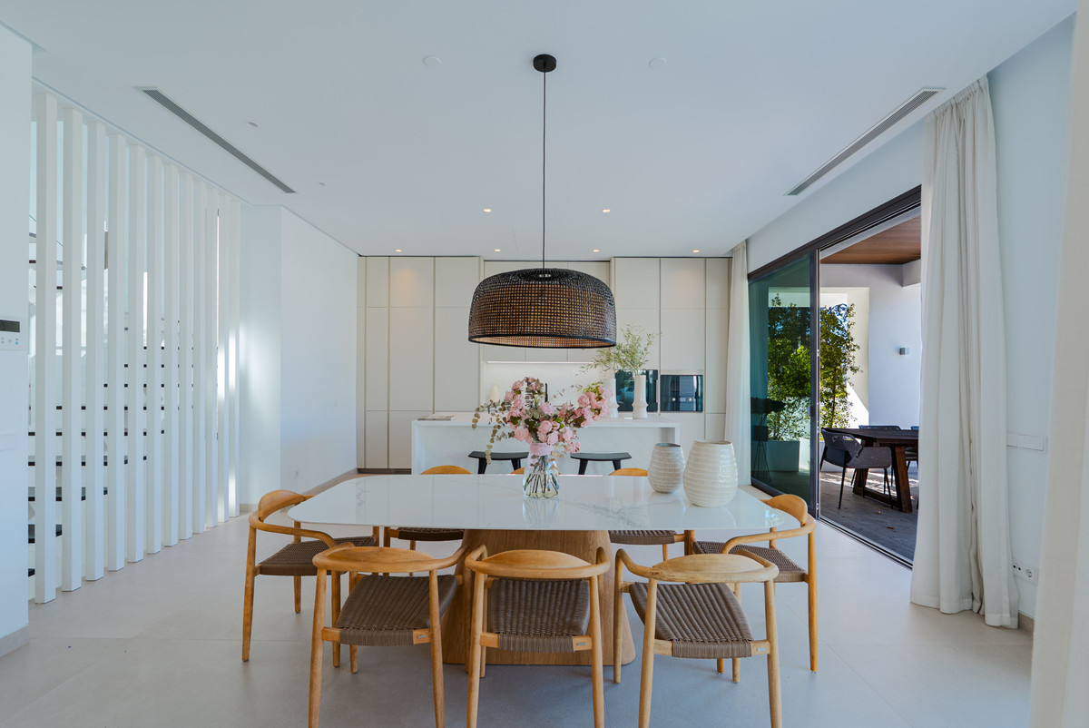 4 Bedroom Villa in Marbella - Photo 8
