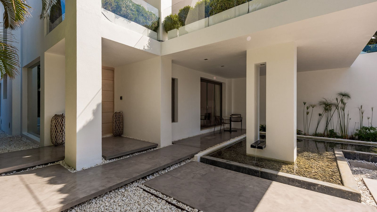4 Bedroom Villa in Marbella - Photo 9