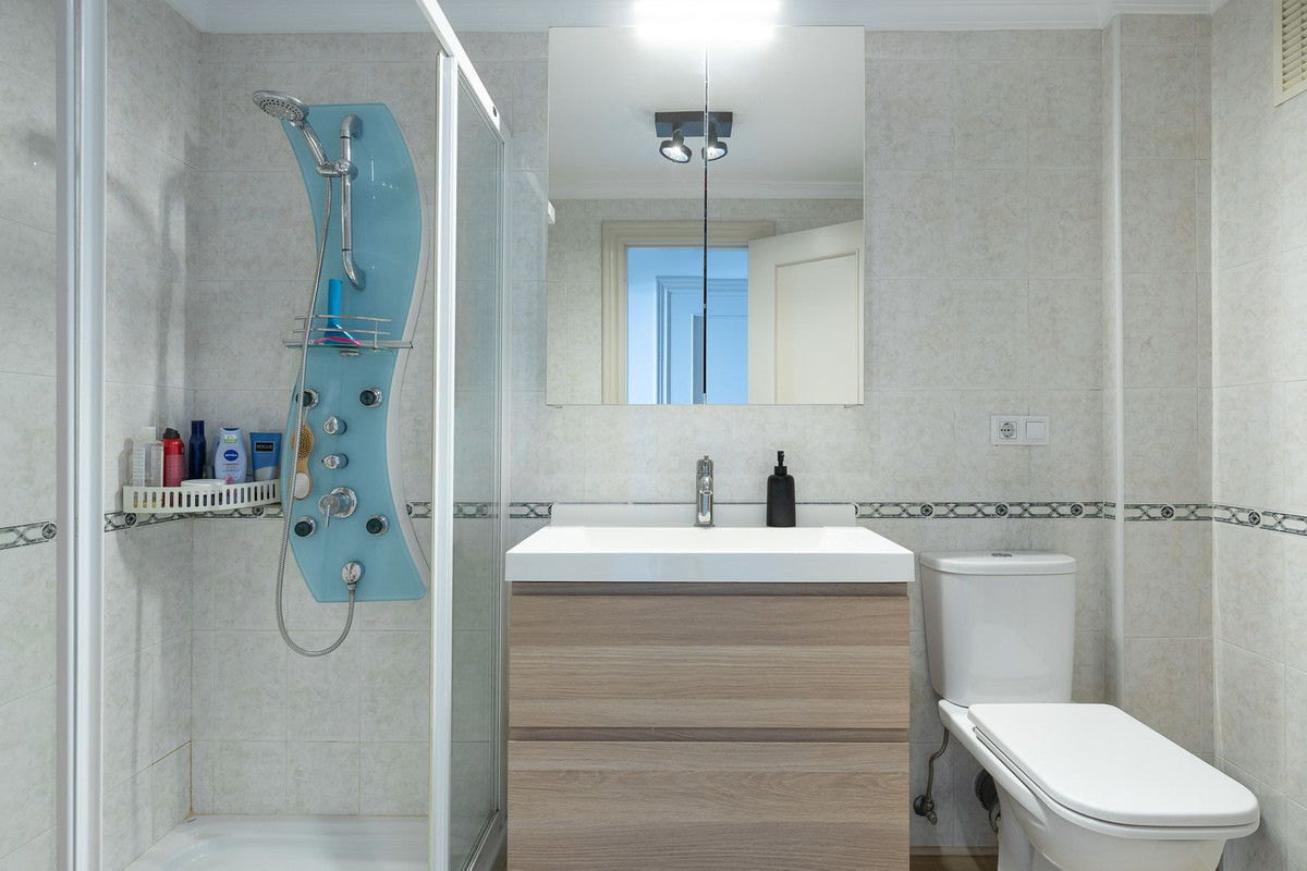 2 Bedroom Apartment in Torremolinos - Photo 19