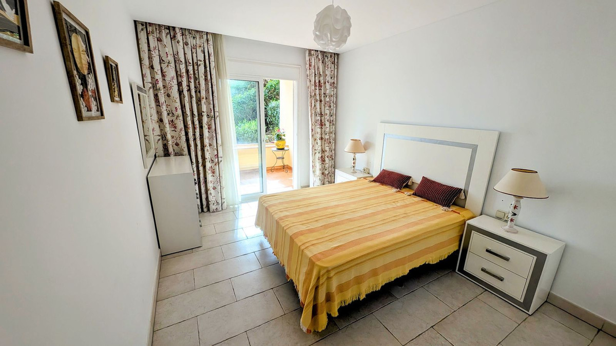 2 Bedroom Apartment in Benahavís - Photo 19