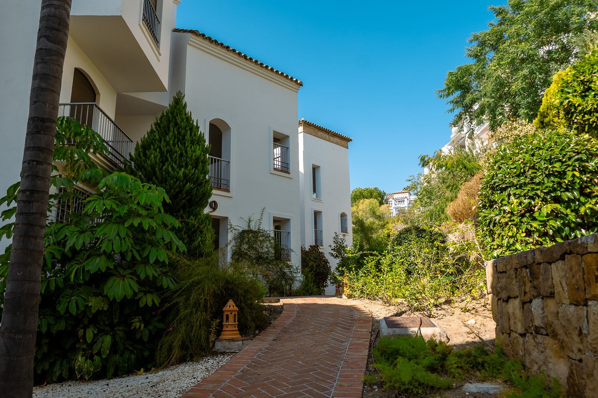 3 Bedroom Apartment in Benahavís - Photo 32