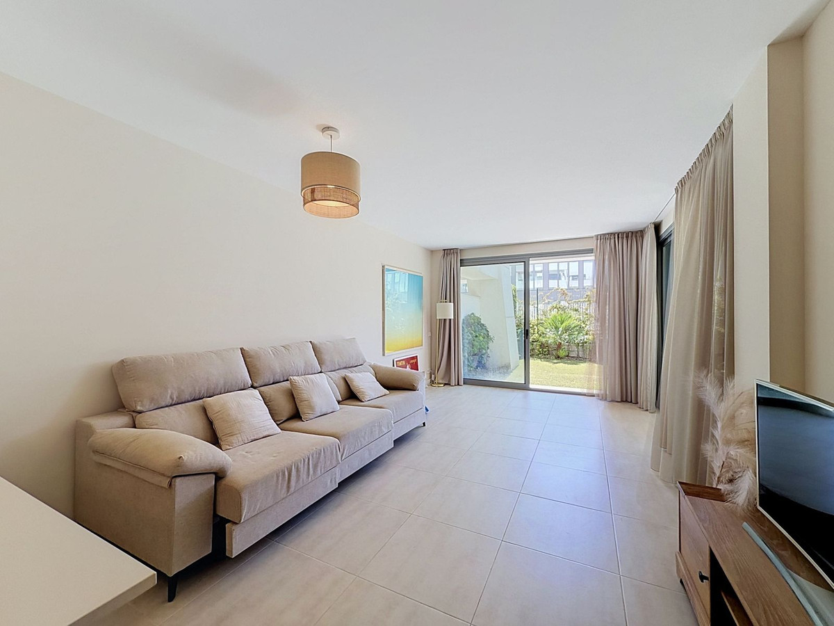 2 Bedroom Apartment in Estepona - Photo 14