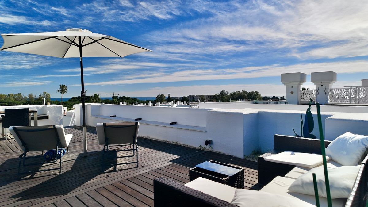 2 Bedroom Penthouse in Estepona - Photo 26