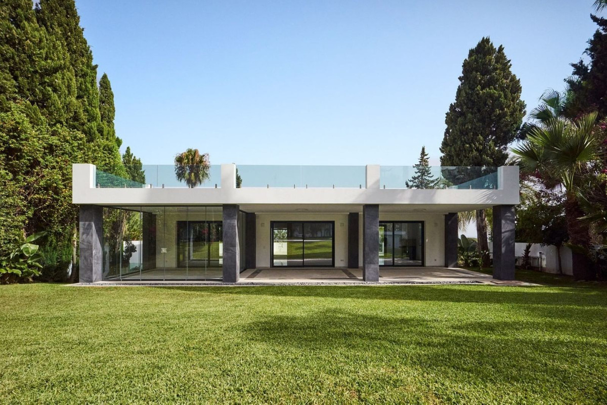 5 Bedroom Villa in Marbella - Photo 2