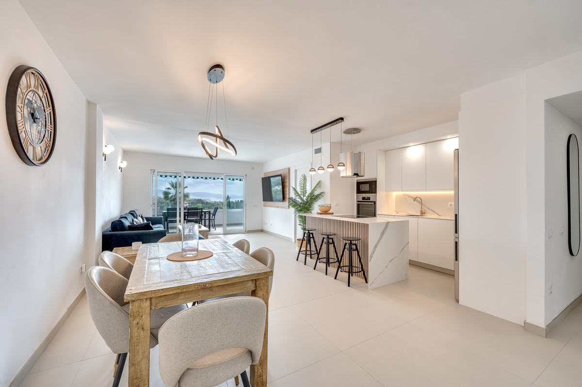 3 Bedroom Apartment in Marbella - Photo 2