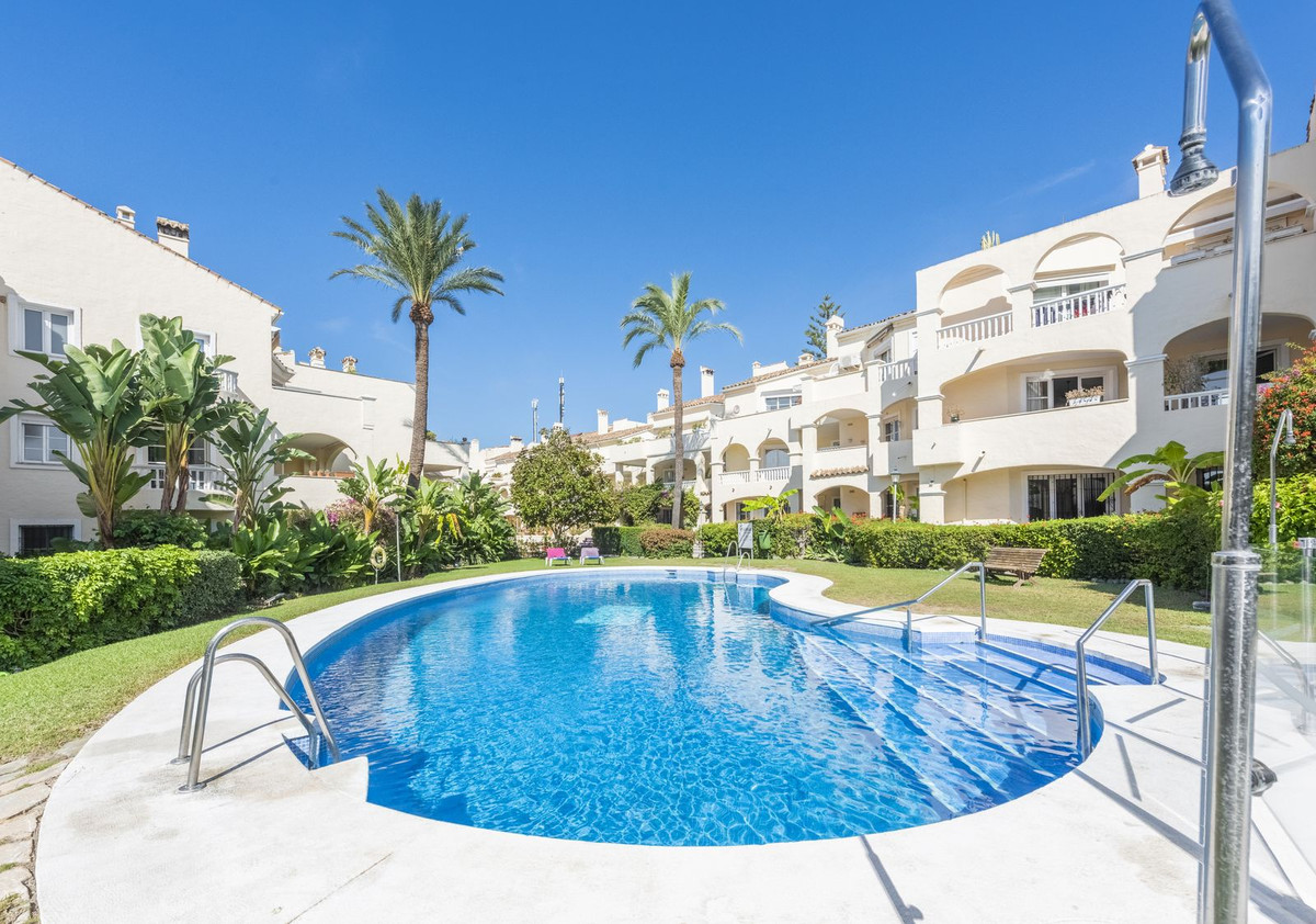 2 Bedroom Apartment in Estepona - Photo 2