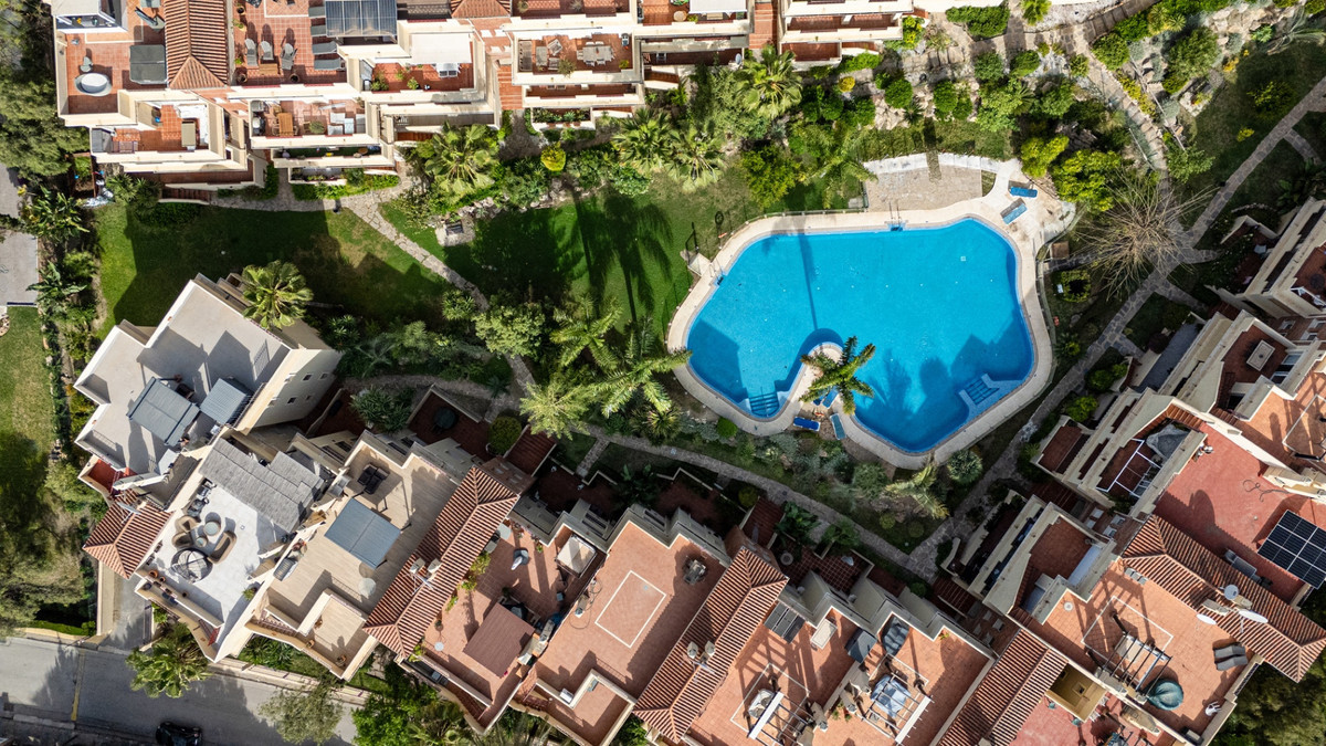 1 Bedroom Penthouse in Estepona - Photo 18