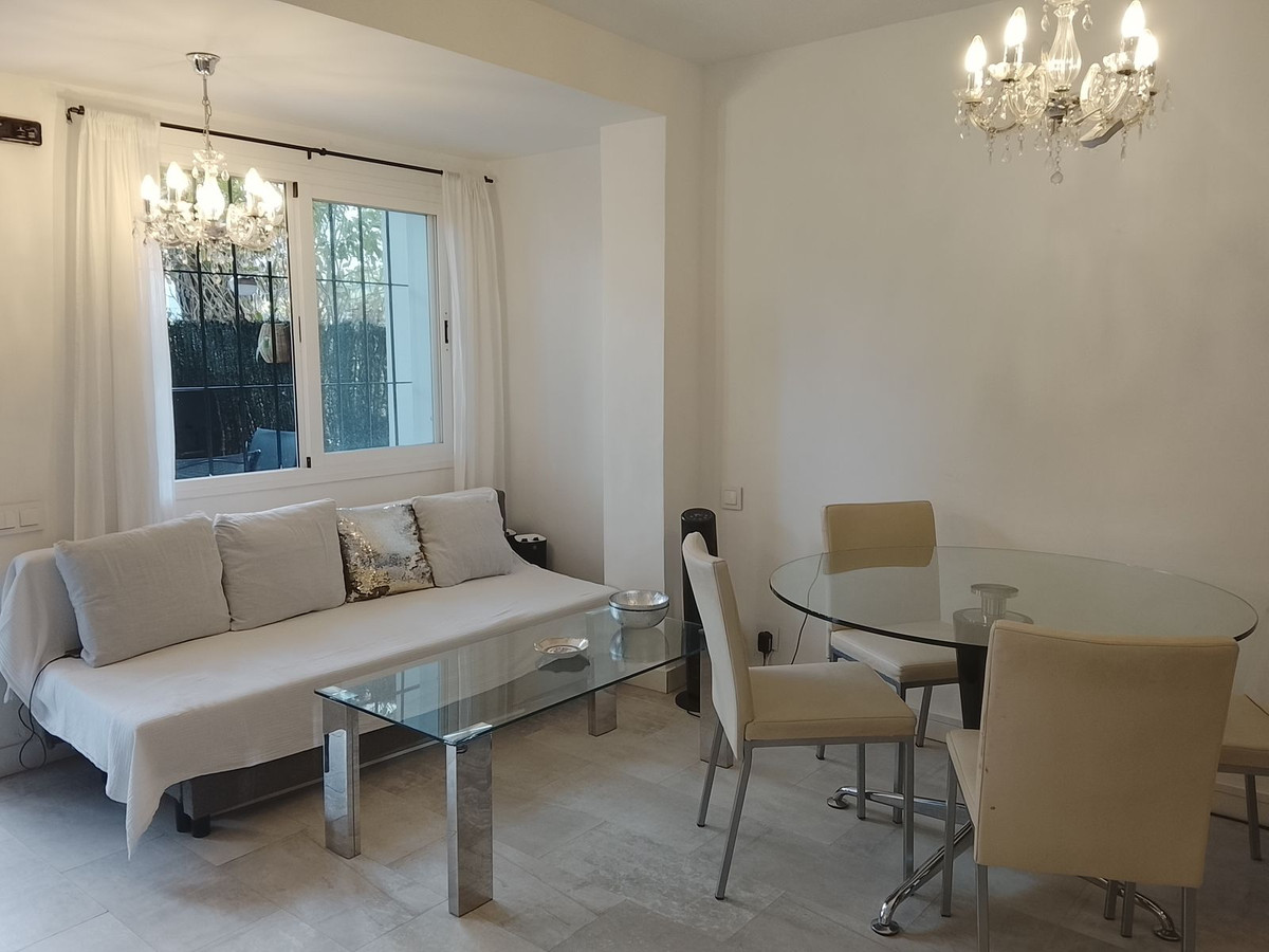 2 Bedroom Apartment in Estepona - Photo 9