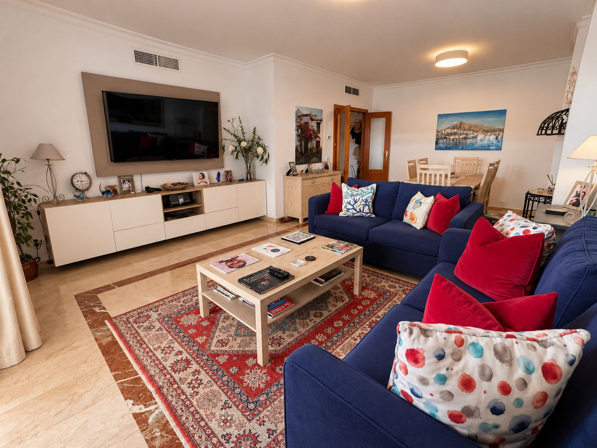 3 Bedroom Penthouse in Estepona - Photo 10