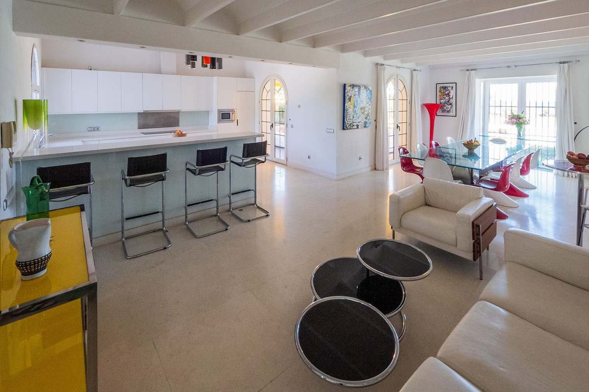 10 Bedroom Villa in Estepona - Photo 14