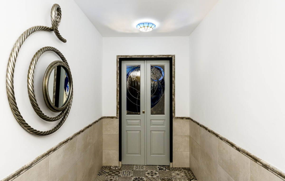 4 Bedroom Townhouse in Estepona - Photo 8