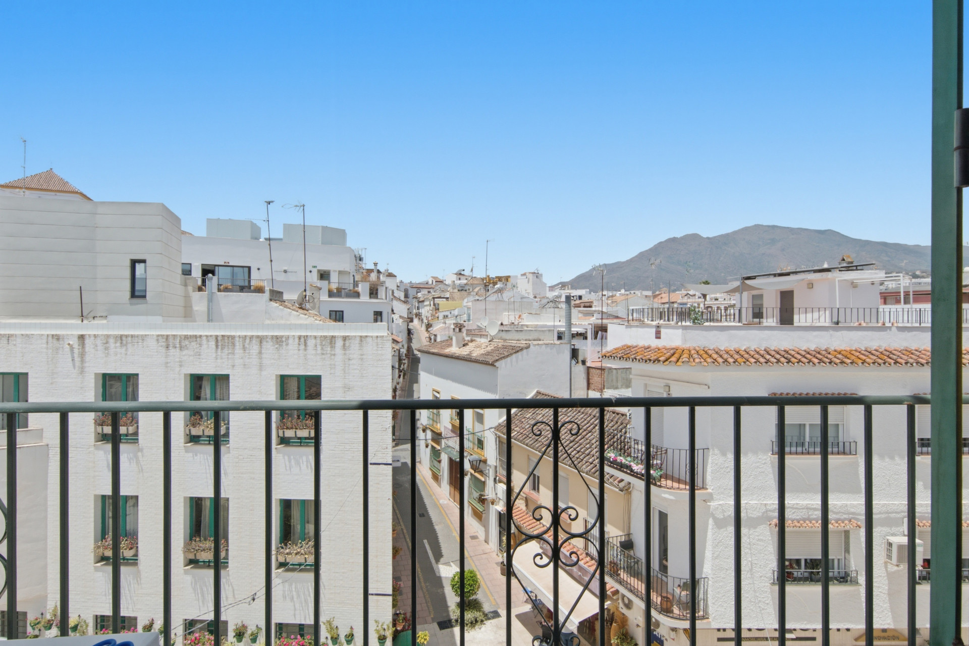 2 Bedroom Apartment in Estepona - Photo 10