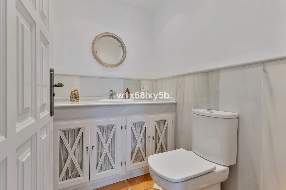 5 Bedroom Villa in San Pedro de Alcántara - Photo 20