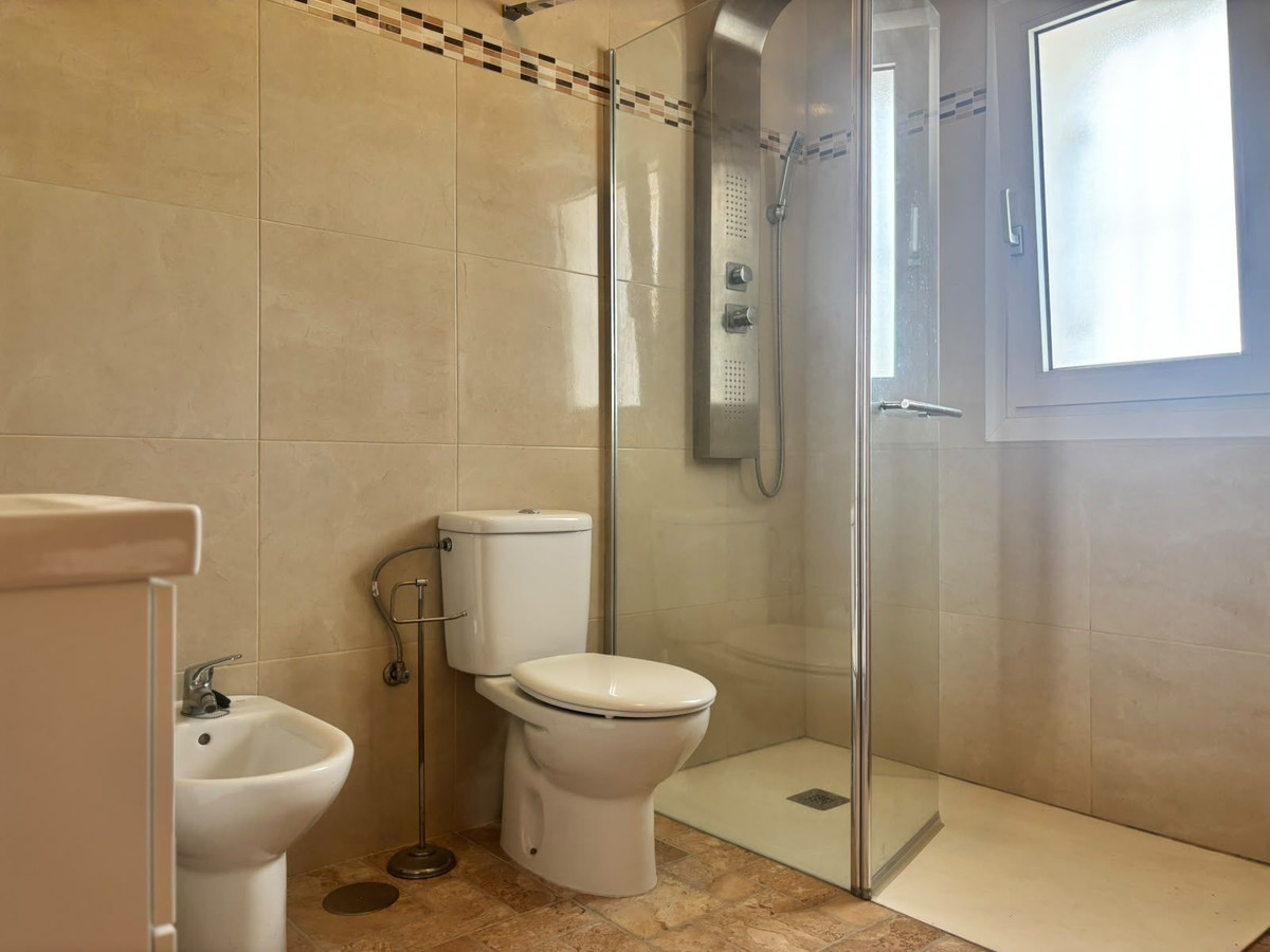 6 Bedroom Villa in Alhaurín de la Torre - Photo 22