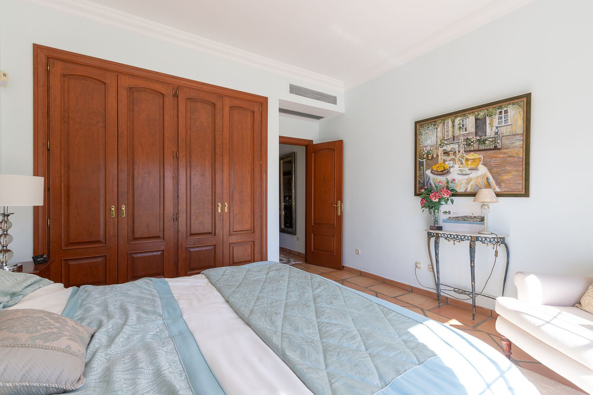 5 Bedroom Villa in Marbella - Photo 15