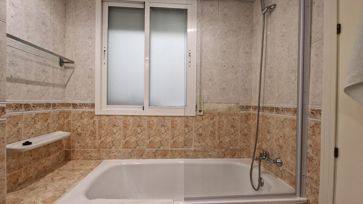 1 Bedroom Apartment in Marbella - Photo 13