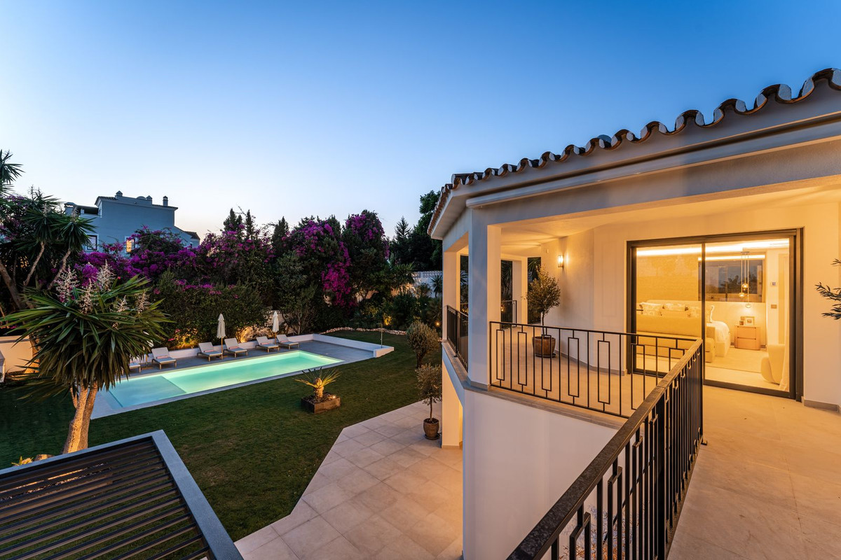 4 Bedroom Villa in Marbella - Photo 52