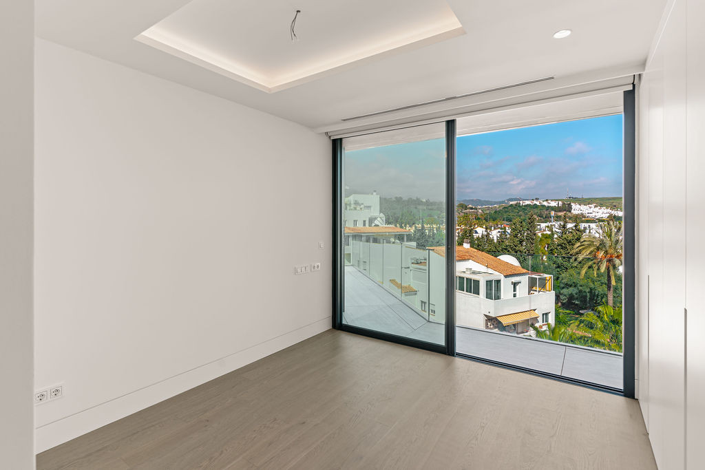 4 Bedroom Penthouse in Estepona - Photo 21