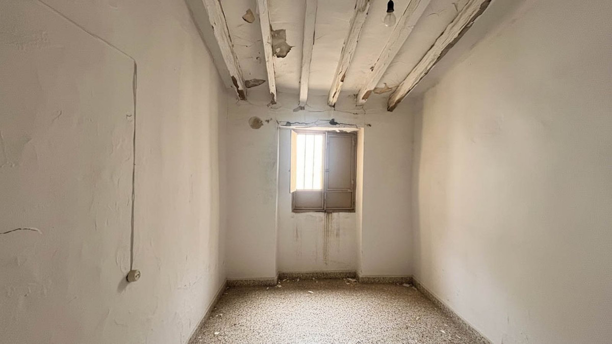 4 Bedroom Townhouse in Colmenar - Photo 4