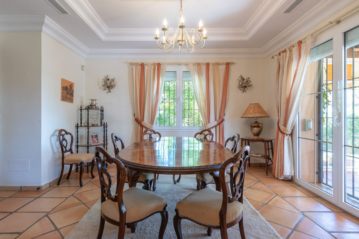5 Bedroom Villa in Marbella - Photo 4
