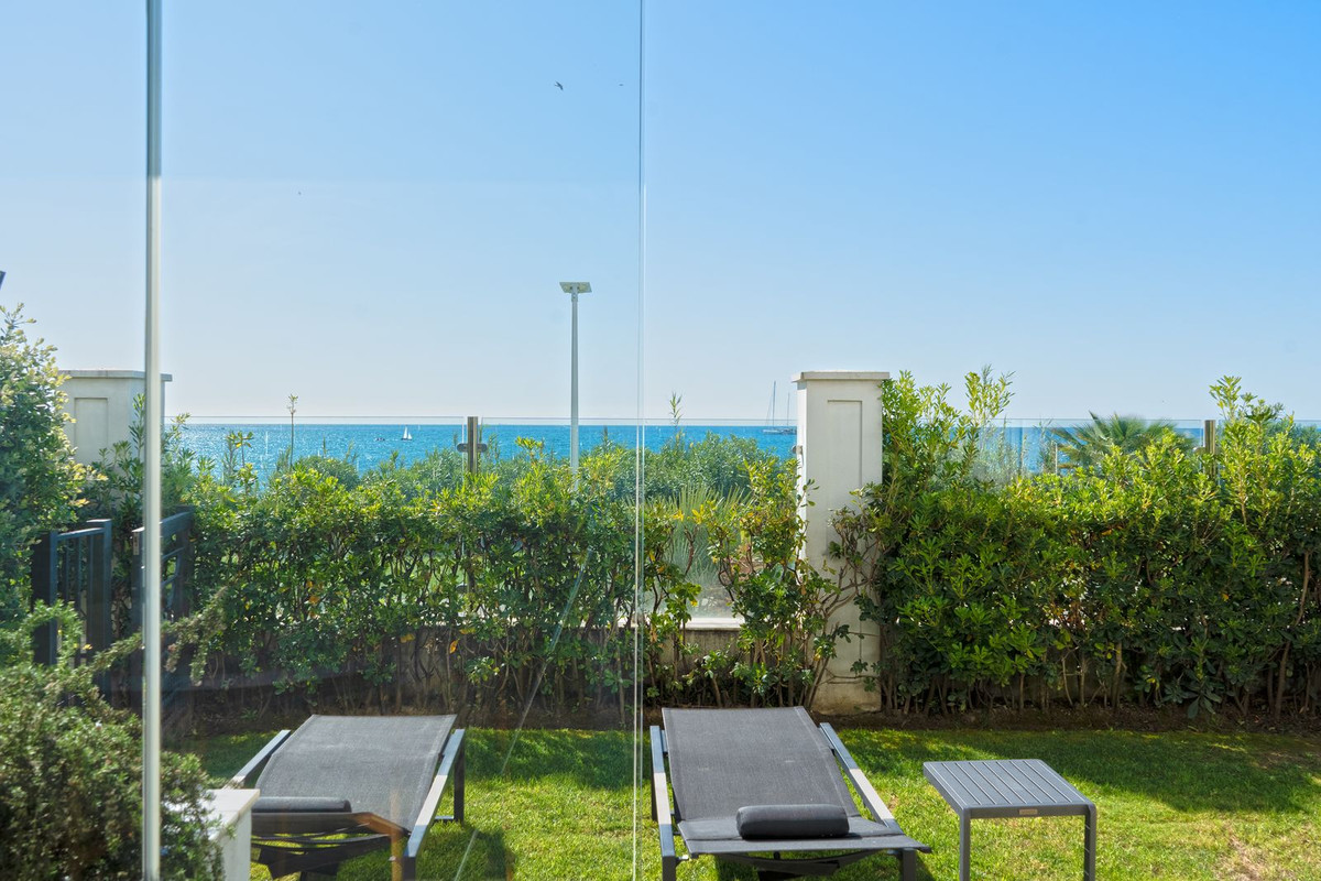 2 Bedroom Apartment in Estepona - Photo 13
