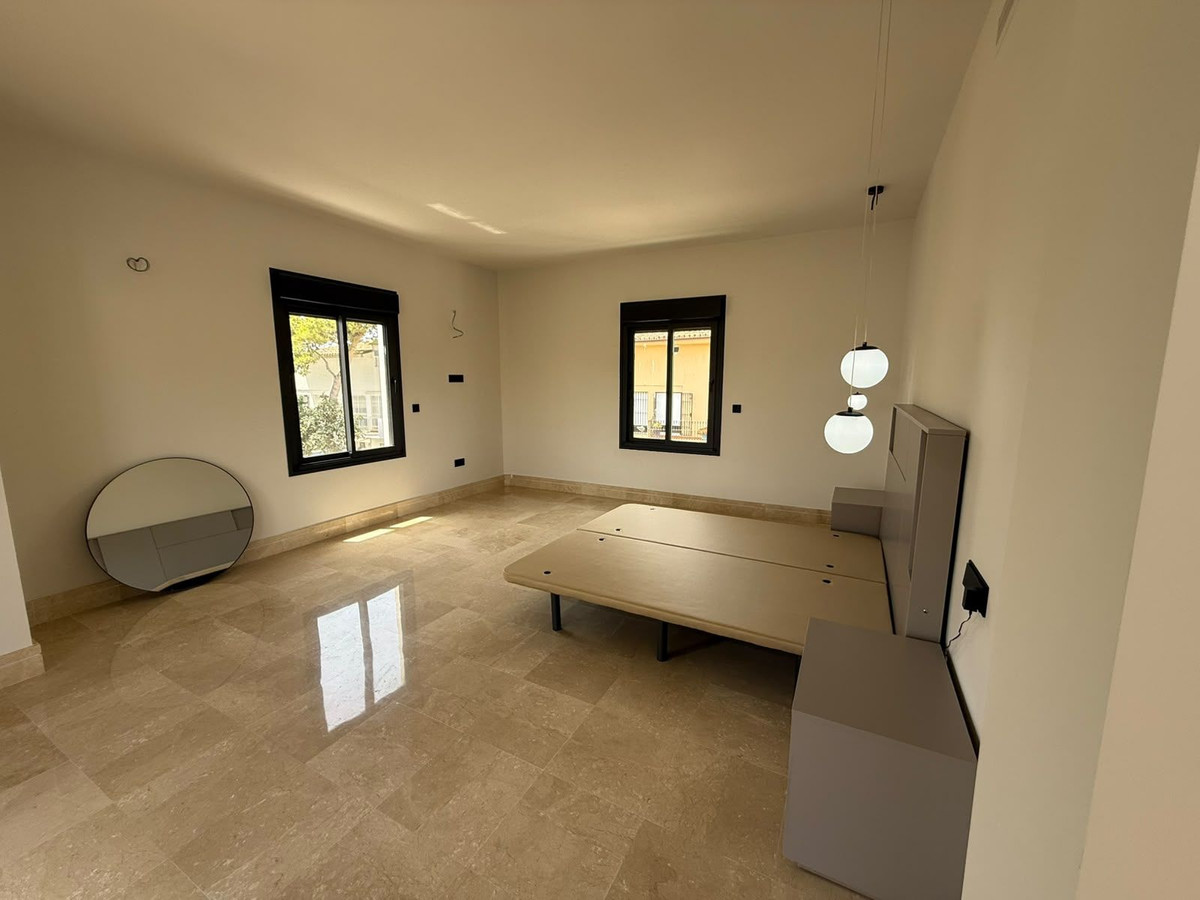 5 Bedroom Villa in Marbella - Photo 17