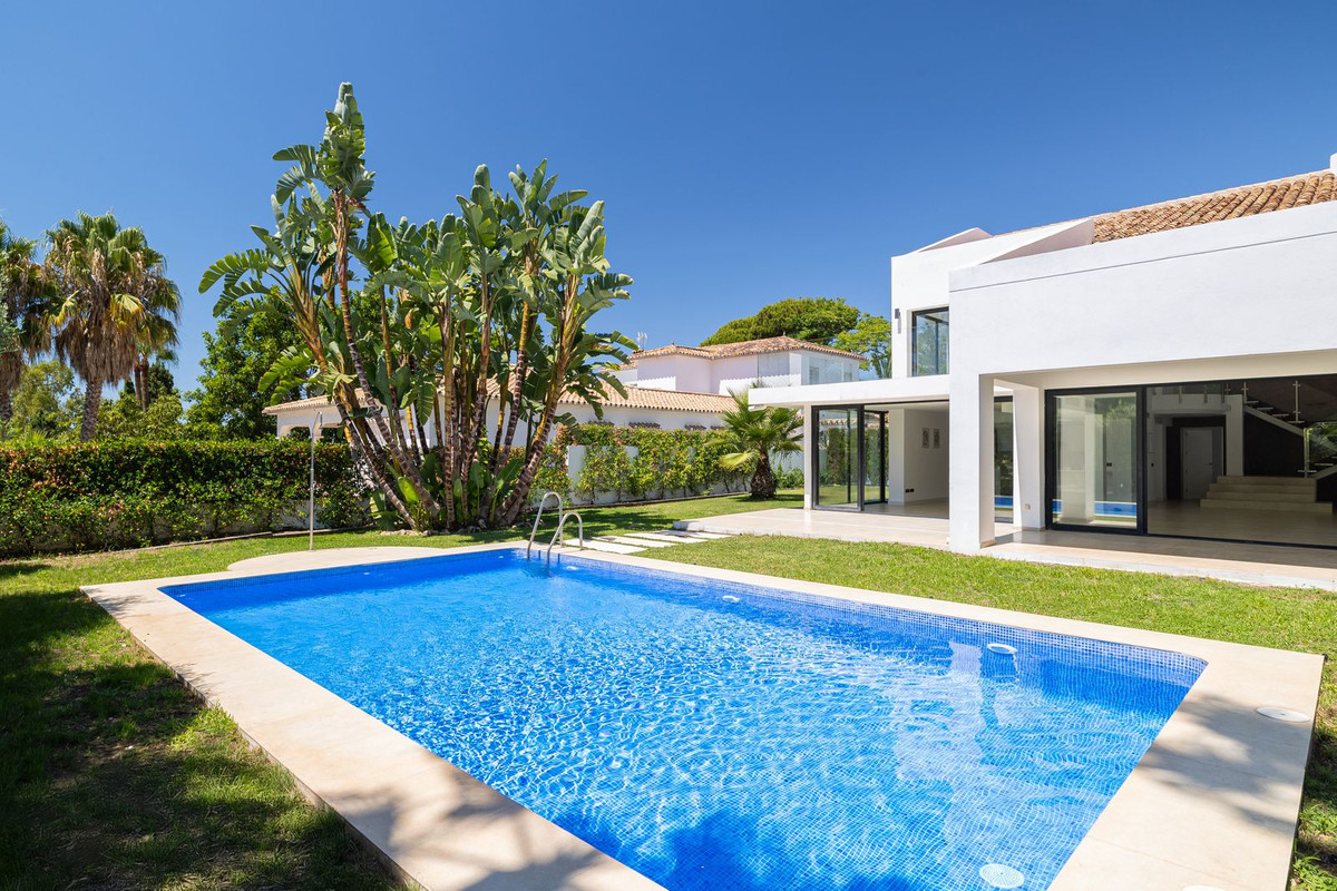 4 Bedroom Villa in San Pedro de Alcántara - Photo 3