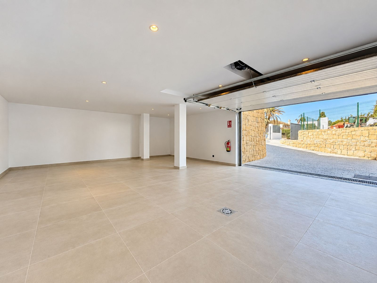 5 Bedroom Villa in Marbella - Photo 36