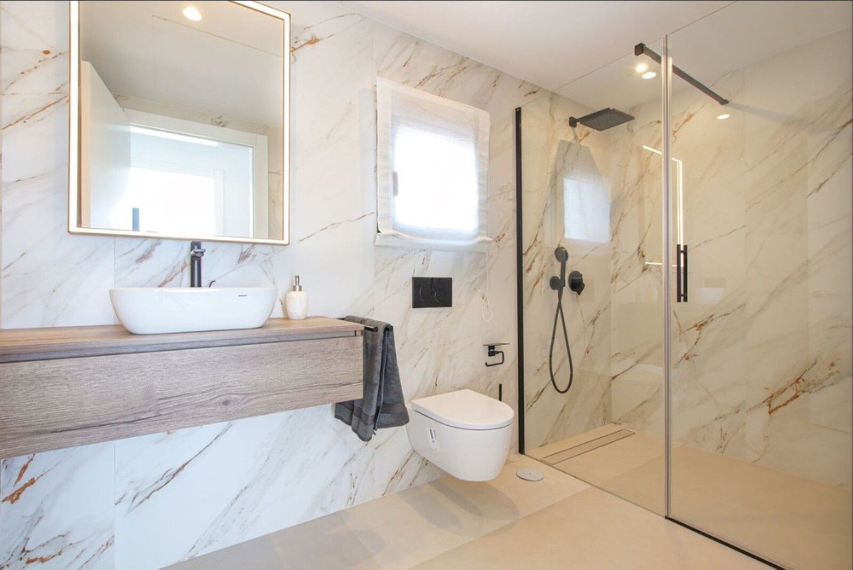 4 Bedroom Villa in Estepona - Photo 28