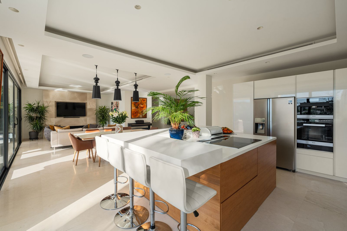 6 Bedroom Villa in Marbella - Photo 7
