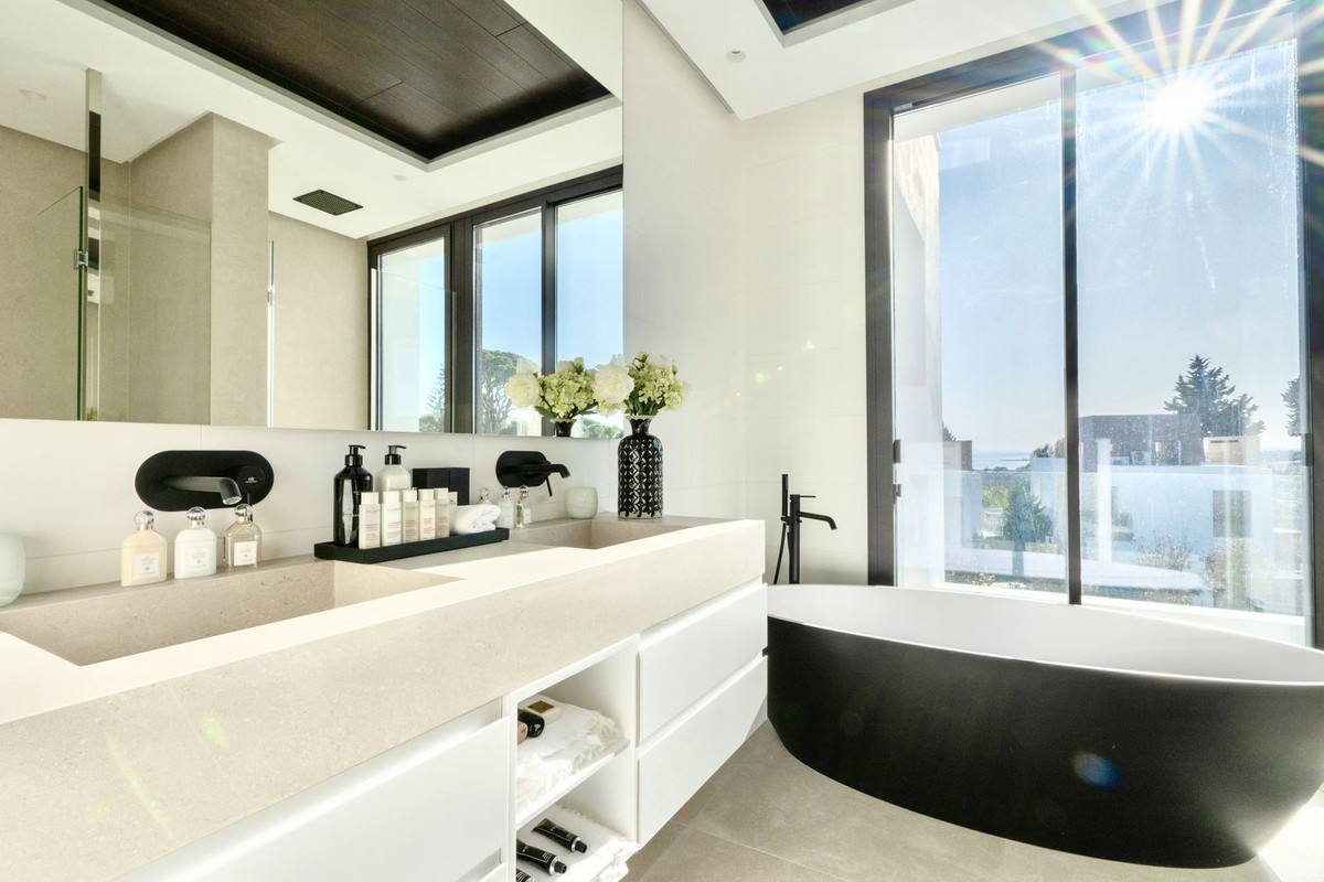 4 Bedroom Villa in Marbella - Photo 17