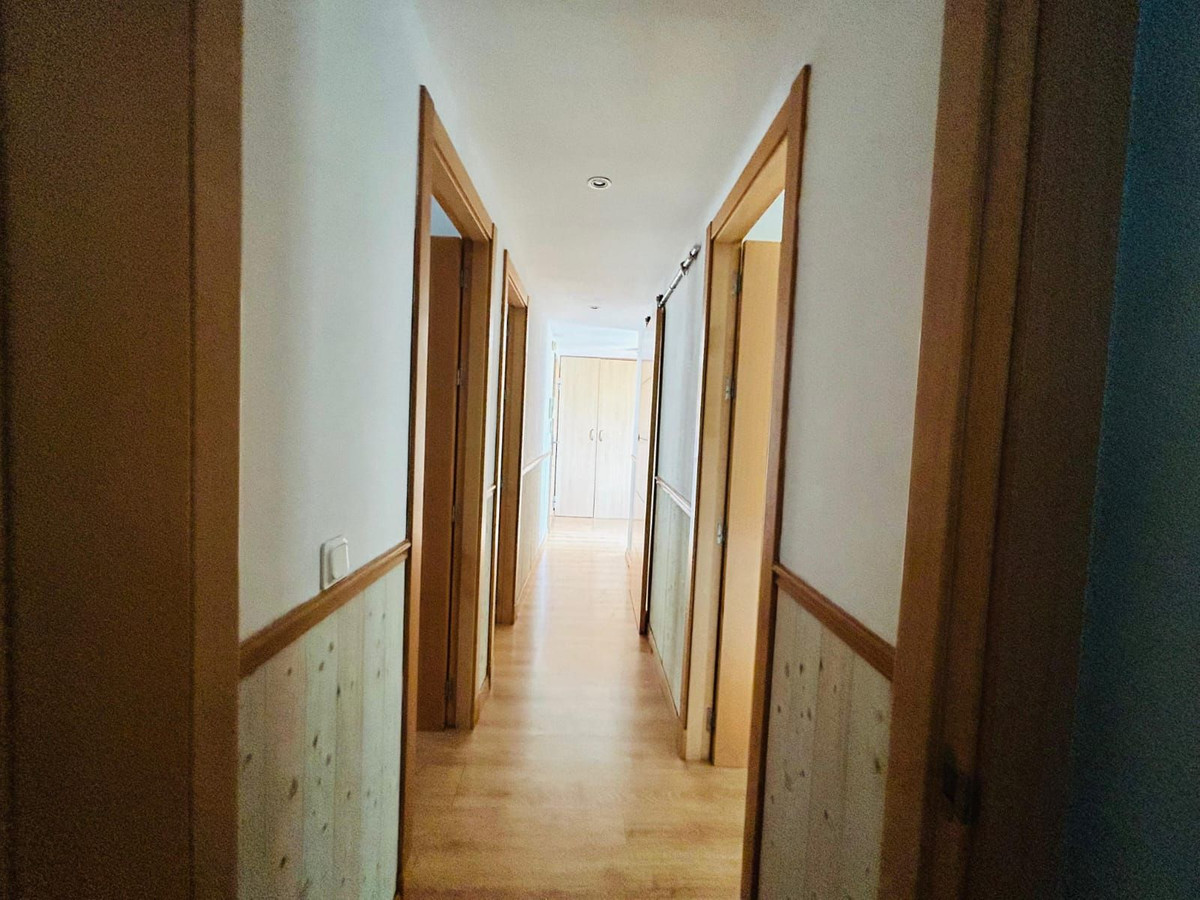 4 Bedroom Penthouse in Torremolinos - Photo 8