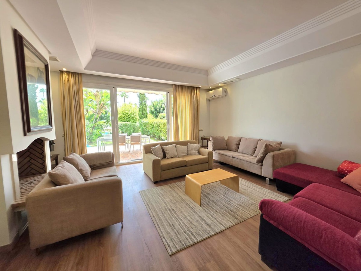 3 Bedroom Townhouse in Estepona - Photo 6