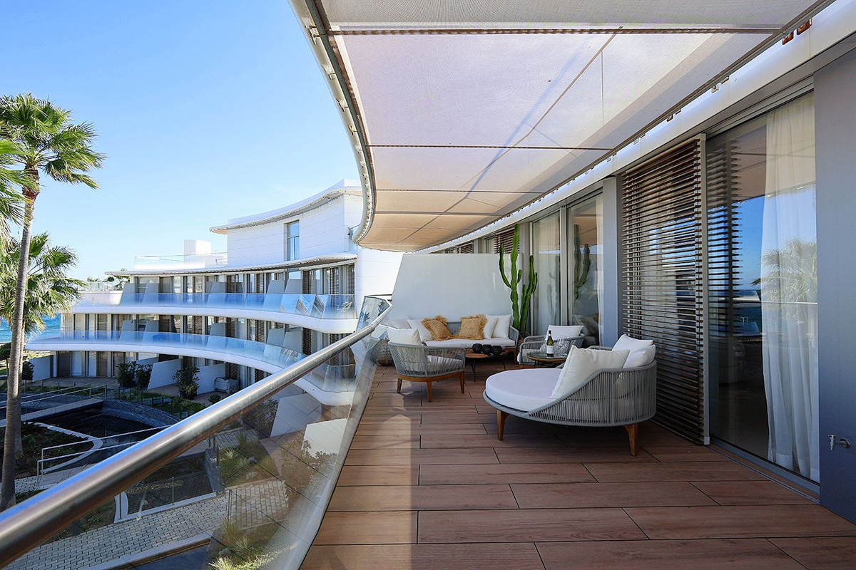 4 Bedroom Apartment in Estepona - Photo 32