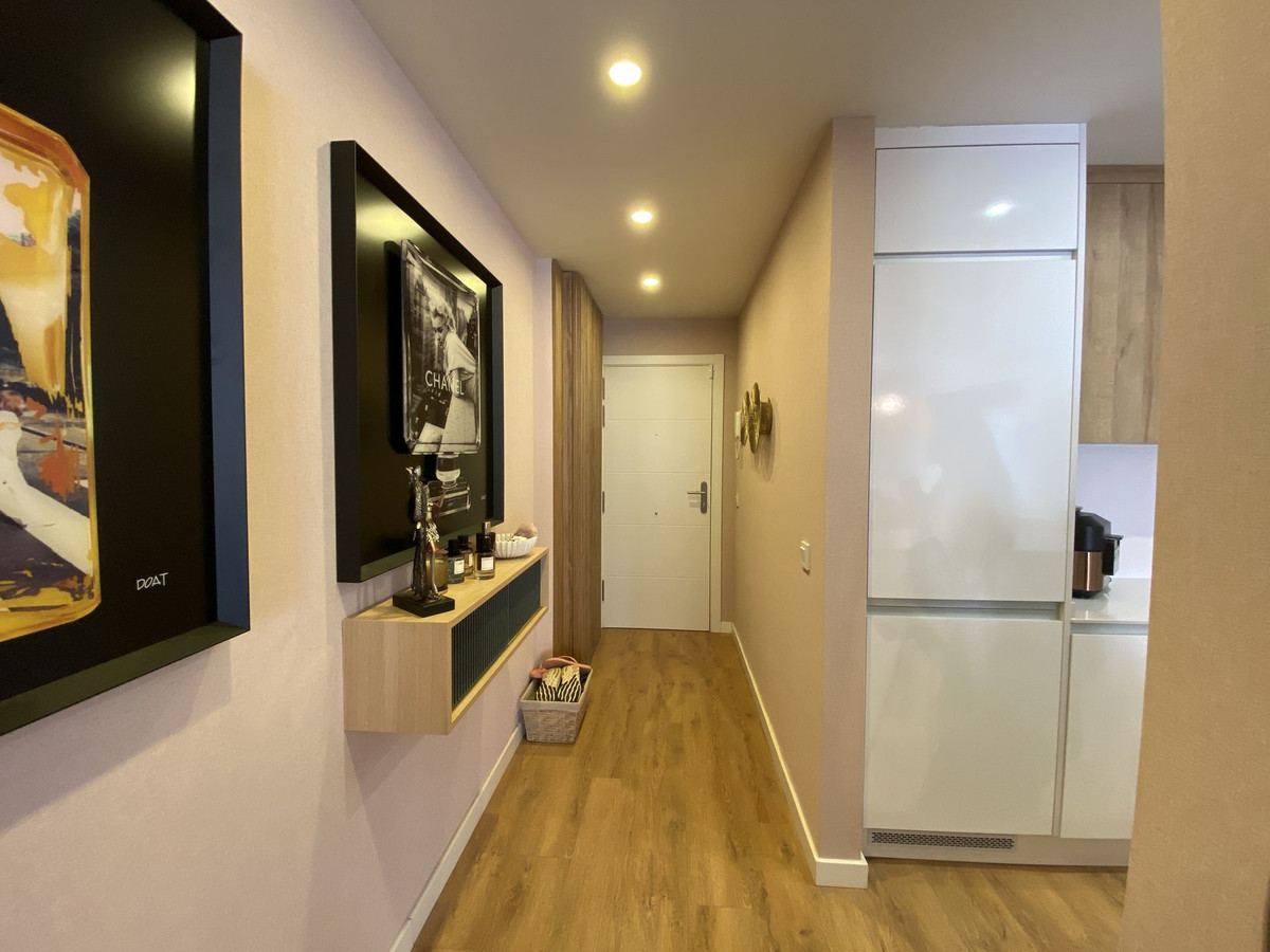 2 Bedroom Apartment in Estepona - Photo 4