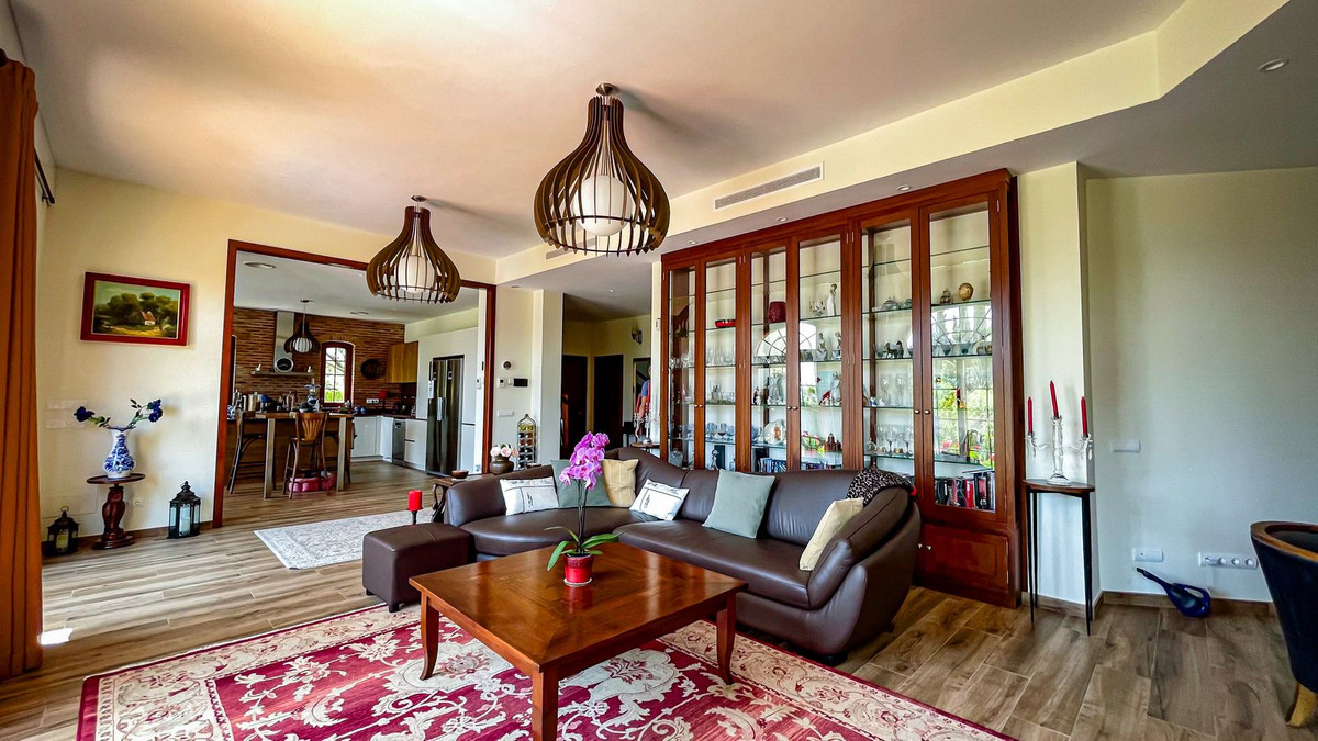 6 Bedroom Villa in Marbella - Photo 9