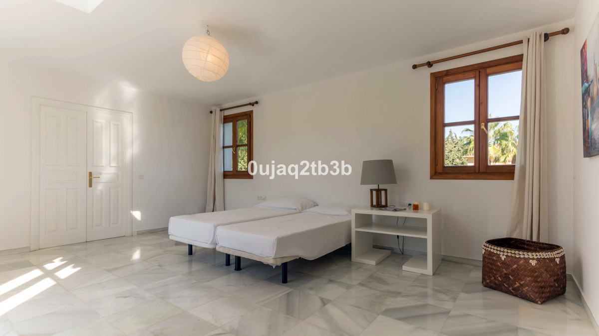 6 Bedroom Villa in San Pedro de Alcántara - Photo 10