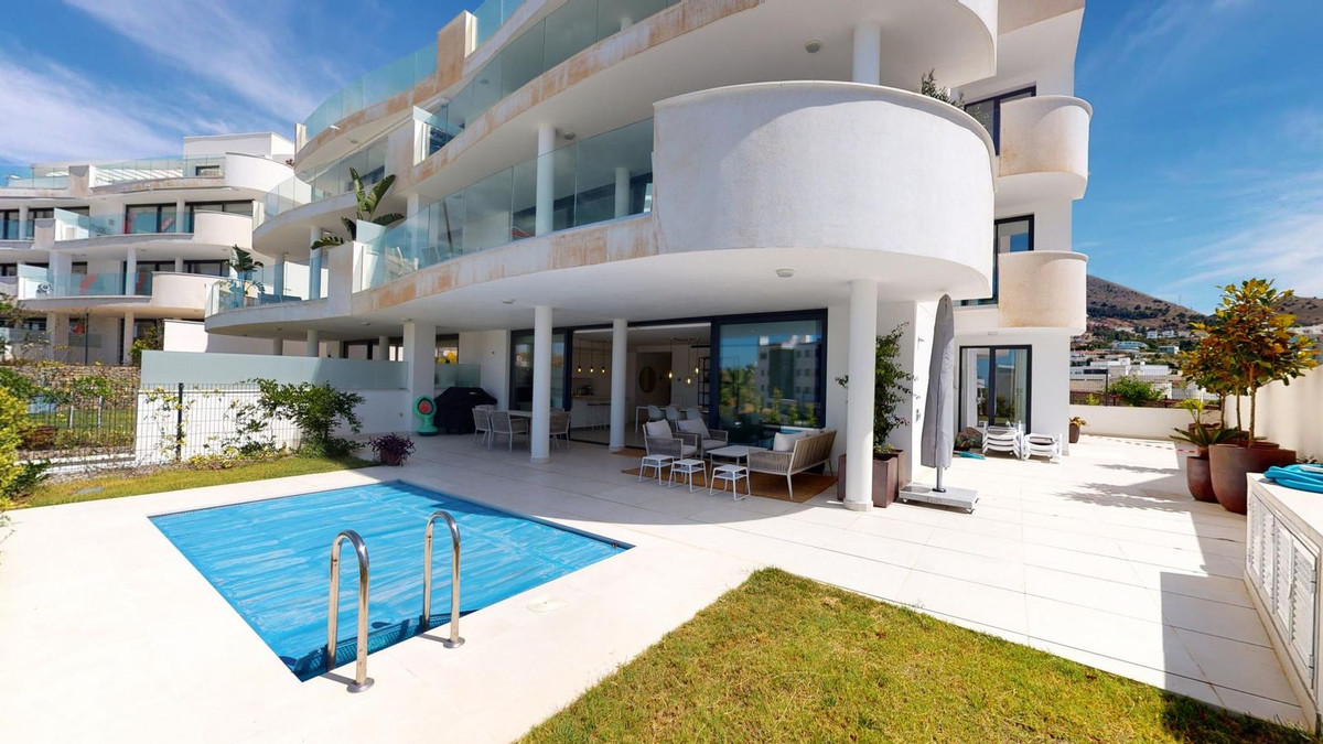 3 Bedroom Apartment in Fuengirola - Photo 2