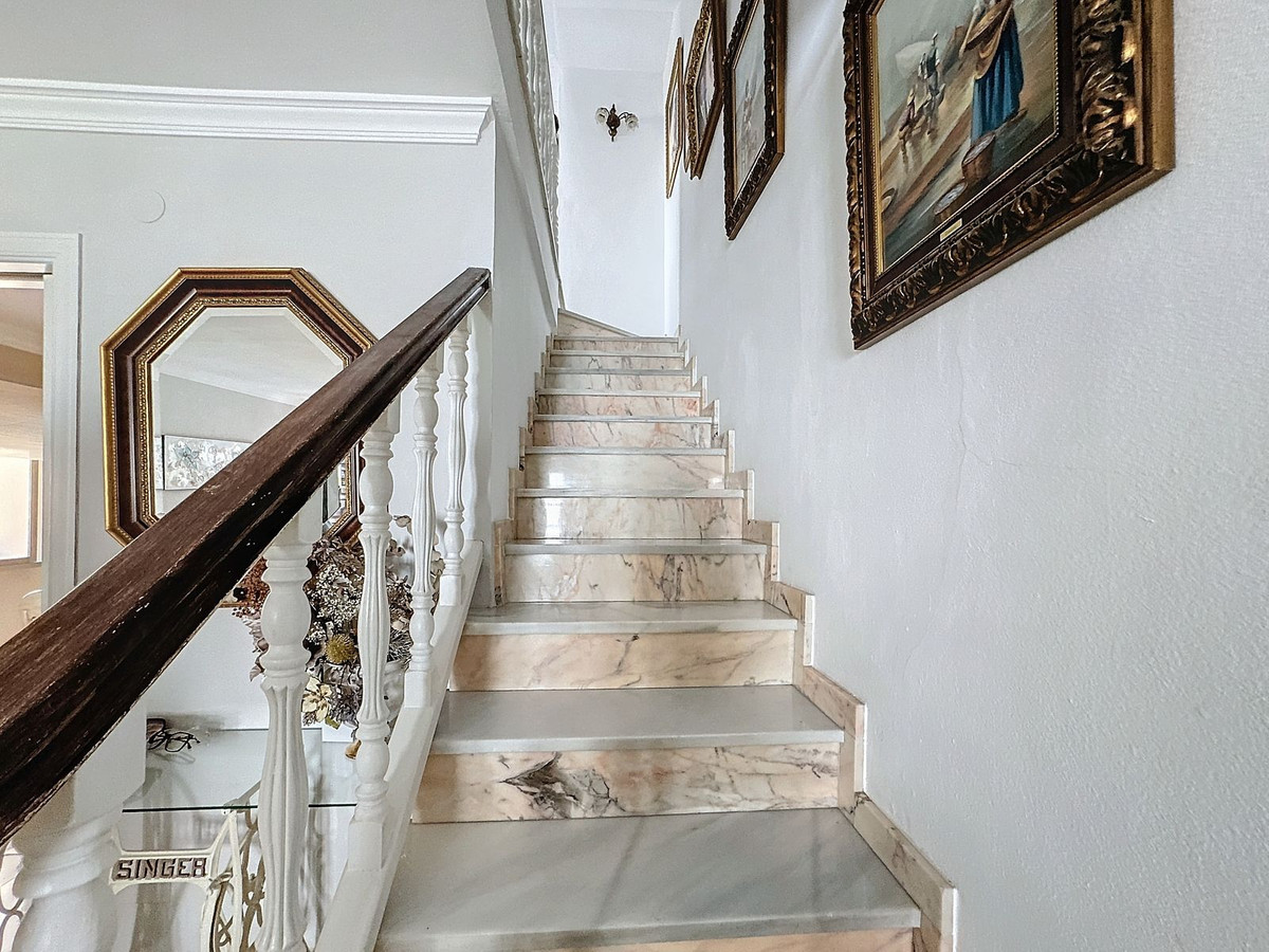 5 Bedroom Villa in Estepona - Photo 15